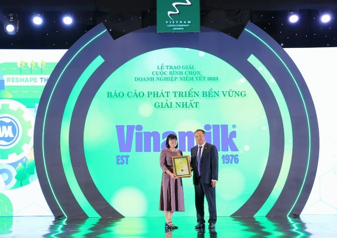 Vinamilk's representative received the First Prize for Sustainable Development Report at the Listed Enterprise Voting 2023.