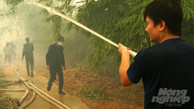 The forest fire, which started in zone A1 of Tram Chim National Park in Tam Nong district, Dong Thap province, saw hundreds of personnel actively fighting the blaze amid smoke and flames. Photo: Le Hoang Vu.