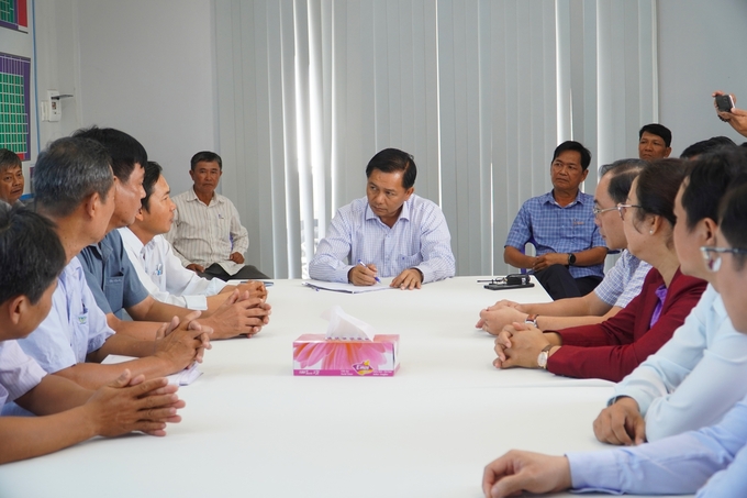Ông Trần Văn Lâu, Chủ tịch UBND tỉnh Sóc Trăng, tìm hiểu tình hình khó khăn của doanh nghiệp thủy sản trên địa bàn tỉnh. Ảnh: Kim Anh.