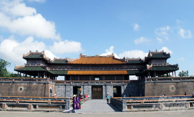 Ngọ Môn, cổng chính phía nam của Hoàng thành Huế. Hướng nam gắn liền với quan niệm' Thánh nhân Nam diện nhi thính thiên hạ'(Thiên tử phải quay về hướng Nam để cai trị thiên hạ). 