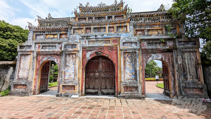 Cổng Tam quan Cung Diên Thọ, nơi ở của các Hoàng thái hậu hoặc Thái hoàng thái hậu triều Nguyễn. Đây cũng là hệ thống kiến trúc cung điện quy mô nhất còn lại tại Cố đô Huế. 