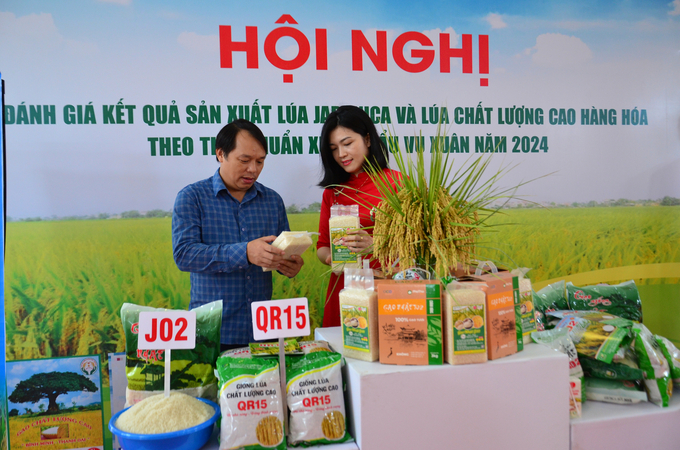 Quality rice grain products were introduced at the conference. Photo: Duong Dinh Tuong.