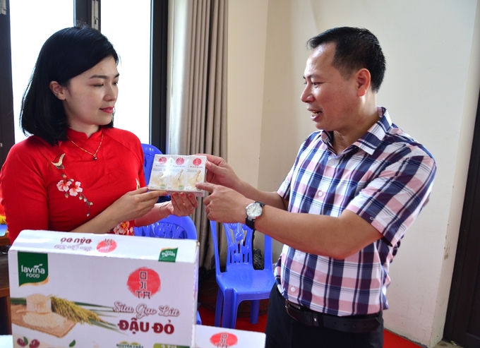 Mr. Nguyen Van Su - Director of Dan Hoa Agricultural Cooperative introduced brown rice milk. Photo: Duong Dinh Tuong.