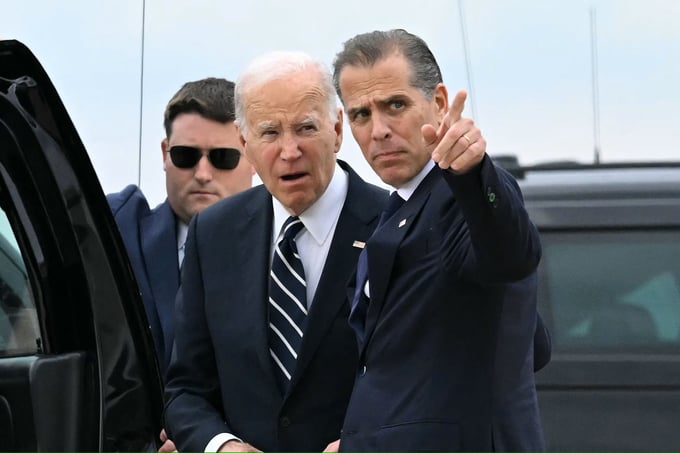 Tổng thống Mỹ Joe Biden và con trai Hunter Biden gặp nhau tại căn cứ không quân ở New Castle hôm 11/6, trước khi tham dự phiên tòa ở Wilmington, bang Delaware . Ảnh: AFP.