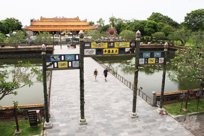 Cầu Trung đạo nhìn từ hướng Ngọ Môn. Qua cây cầu là điện Thái Hòa, nơi từng là biểu trưng quyền lực của Hoàng triều Nguyễn.
