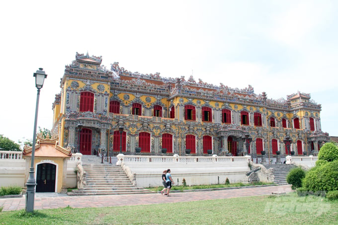 Điện Kiến Trung vừa được trùng tu, ngôi điện có kiến trúc pha trộn giữa Á - Âu. Nơi đây cũng là địa điểm diễn ra lễ khai mạc Festival Huế 2024 và một số chương trình nghệ thuật. 
