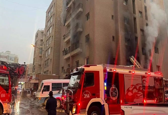 Lực lượng cứu hỏa tại hiện trường vụ cháy chung cư ở thành phố Mangaf, miền nam Kuwait, sáng 12/6. Ảnh: EPA. 