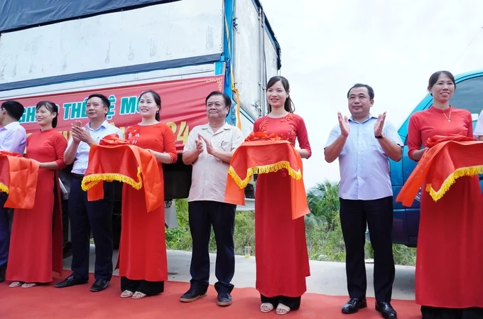 Minister Le Minh Hoan and Secretary of the Hai Duong Provincial Party Committee Tran Duc Thang cut the ribbon to sell organic rice at Ruoi Beach. Photo: Hong Tham.