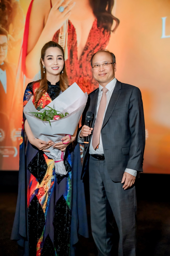 Đại sứ Việt Nam tại Pháp Đinh Toàn Thắng tặng hoa chúc mừng đạo diễn Mai Thu Huyền.