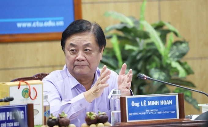 Minister Le Minh Hoan suggests solutions to turn students' graduation topics into 'something local' in the Mekong Delta. Photo: Chi Quoc.