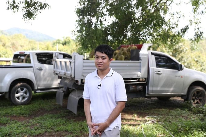Anh Kosai, một chủ vườn cây ăn trái Thái Lan, trả lời phỏng vấn của Tân Hoa Xã tại một vườn sầu riêng nằm ở tỉnh Chanthaburi, Thái Lan. Ảnh: Xinhua.