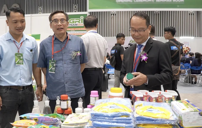 The Director General of the Department of Crop Production Nguyen Nhu Cuong and the Deputy Director General of the Plant Protection Department Le Van Thiet visited the booths at the Exhibition. Photo: Nguyen Thuy.