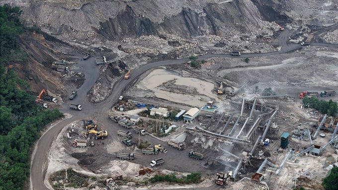 Công ty Thiên Nam bốc xúc, thu gom đất đá thải mỏ tại bãi thải Đông Cao Sơn làm ảnh hưởng đến kỹ thuật tầng thải và gây nguy cơ hỏng hệ thống thoát nước tầng thải. Ảnh: Cường Vũ