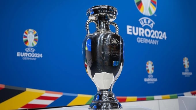 24 đội bóng cùng hướng đến chiếc cúp bạc vô địch EURO 2024. Ảnh: UEFA.