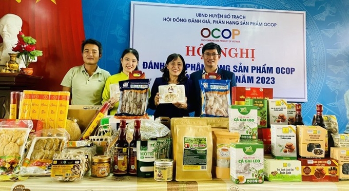 Mr. Do Quang Trung (first person from the left) presented the oyster mushroom product for the OCOP product evaluation in 2023. Photo: T.P.