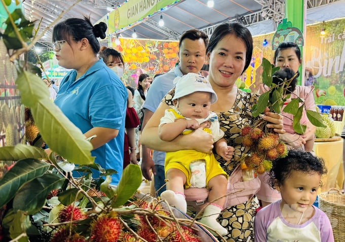 Lễ hội trái cây Long Khánh thu hút rất đông du khách và người dân đến vui chơi, mua sắm và thưởng thức trái cây ngon... Ảnh: Minh Sáng.