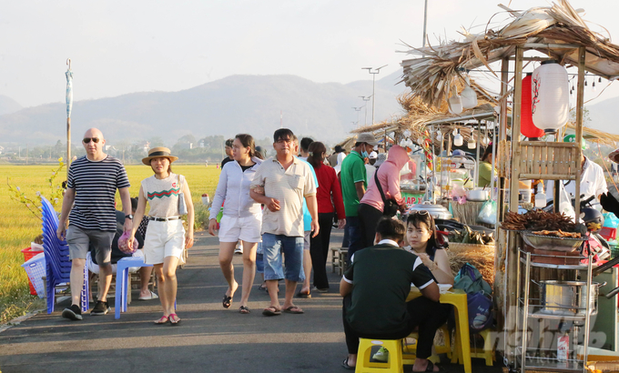 Mô hình ẩm thực đồng quê An Nhứt, huyện Long Điền gắn liền với chương trình Nông thôn mới đã thu hút được sự ủng hộ của người dân trong ngoài tỉnh. Ảnh: Lê Bình.