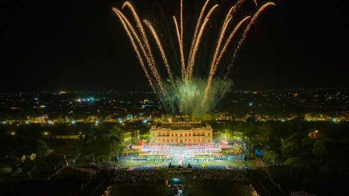 Màn pháo hoa rực sáng trên bầu trời điện Kiến Trung trong đêm bế mạc Festival Huế 2024. Ảnh: Đình Hoàng.