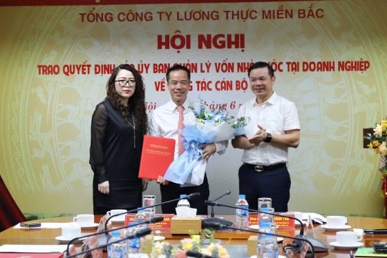 Ông Trần Sơn Hà nhận quyết định bổ nhiệm làm Tổng Giám đốc Vinafood 1. Ảnh: ĐB