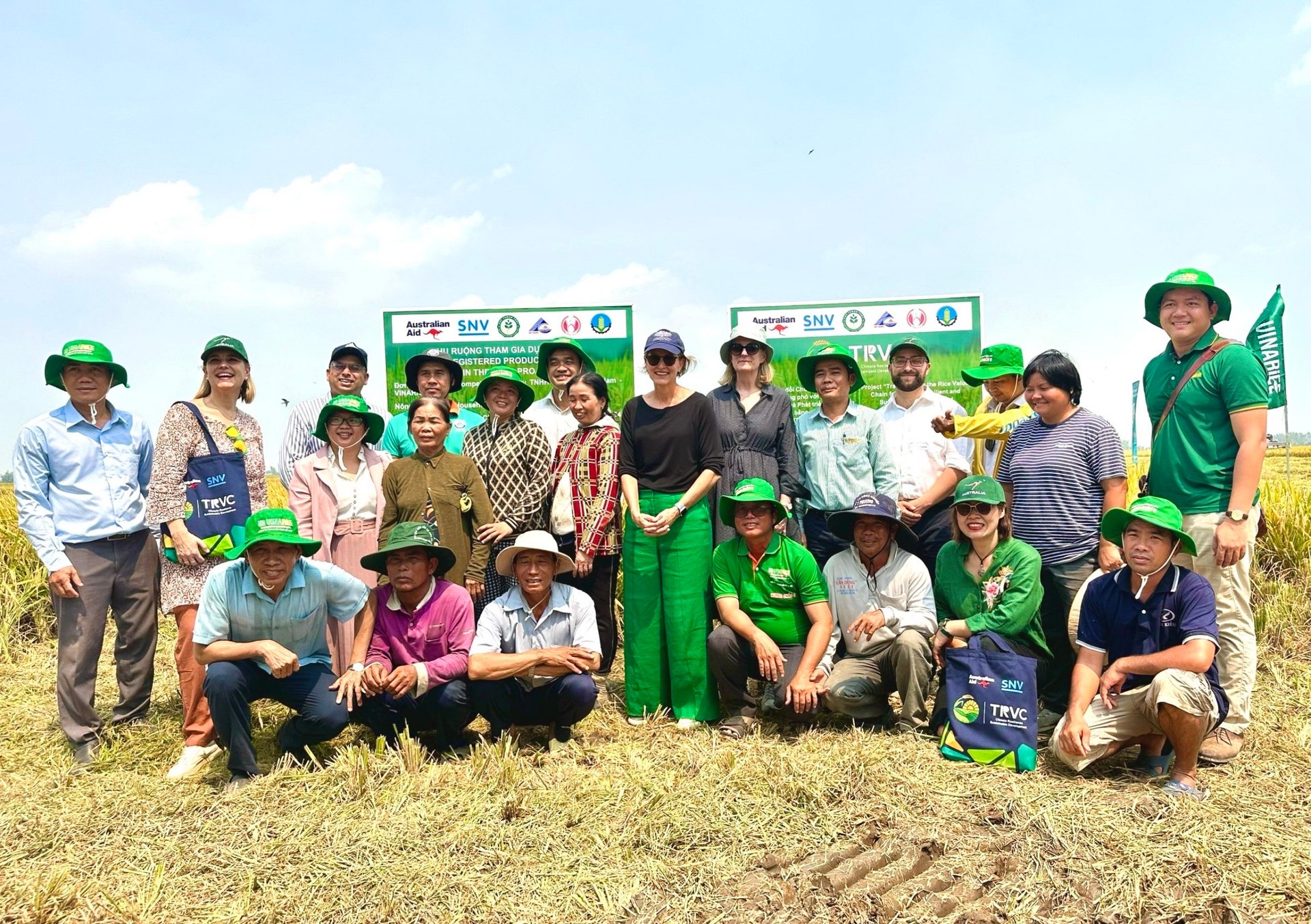 Bà con nông dân chụp ảnh cùng đoàn công tác do bà Kristin Tilley, Đại sứ Australia về biến đổi khí hậu - Bộ Ngoại giao và Thương mại Australia dẫn đầu khi thăm ruộng nhà ông Nguyễn Văn Khanh tại huyện Tam Nông, Đồng Tháp.