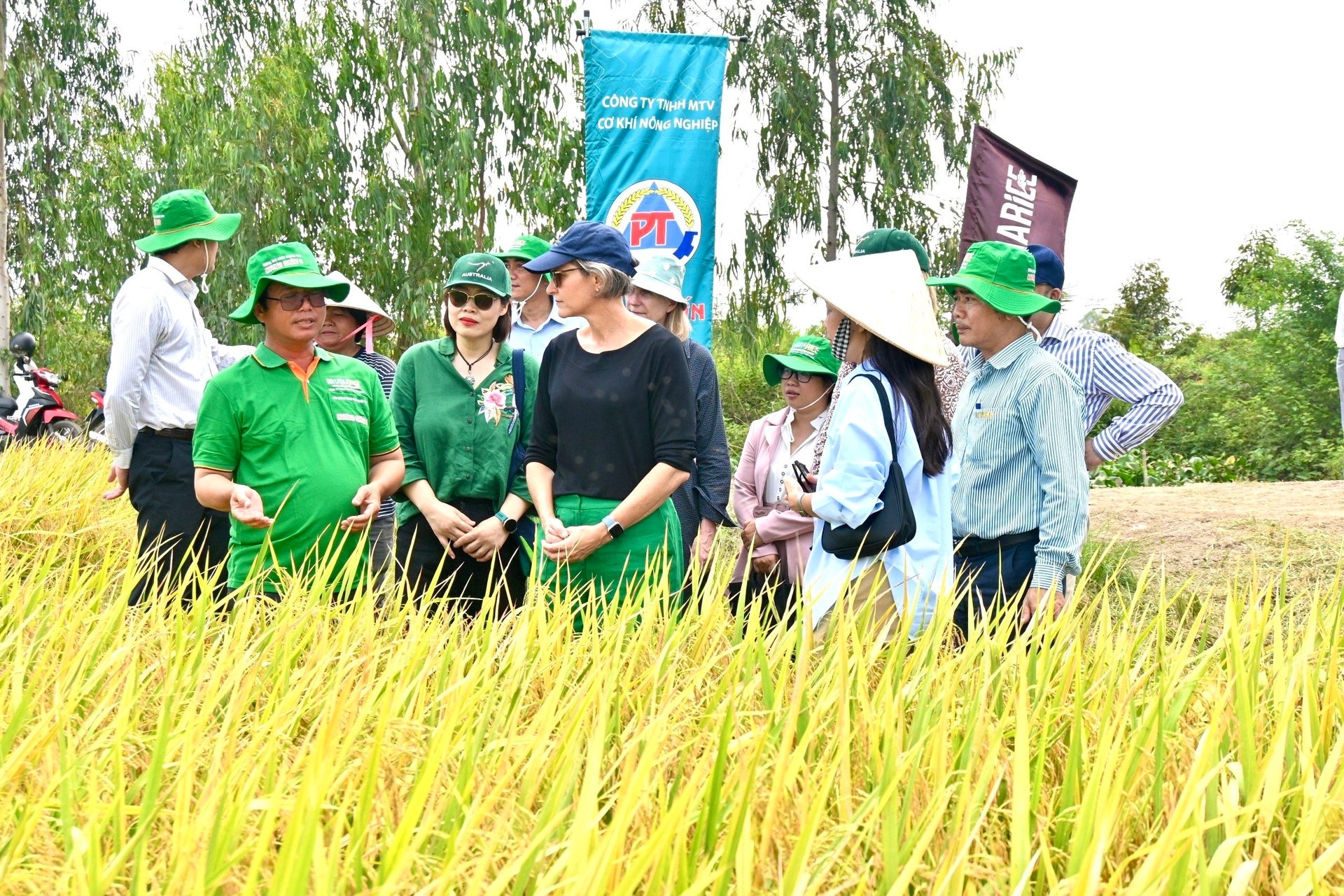Ông Nguyễn Văn Khanh (áo xanh ngoài cùng bên trái), huyện Tam Nông, Đồng Tháp phấn khởi chia sẻ kết quả đạt được khi tham gia Dự án TRVC.