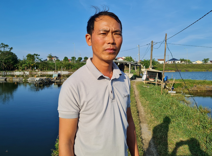Phó Giám đốc Đinh Quốc Trung âu lo trước thực trạng buồn của nghề nuôi tôm. Ảnh: Việt Khánh.