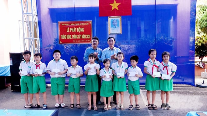 Ban quản lý rừng phòng hộ Xuân Lộc đã trao tặng quà hỗ trợ cho các em học sinh có hoàn cảnh khó có thành tích học tập tốt. Ảnh: Minh Sáng.