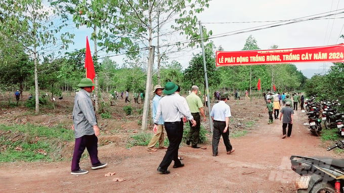 Lễ phát động trồng rừng năm 2024 là hoạt động thường niên của Ban quản lý rừng phòng hộ Xuân Lộc với sự hưởng ứng của rất nhiều người dân, các thầy cô giáo, học sinh, chính quyền địa phương, hạt kiểm lâm cùng tham gia. Ảnh: Minh Sáng.