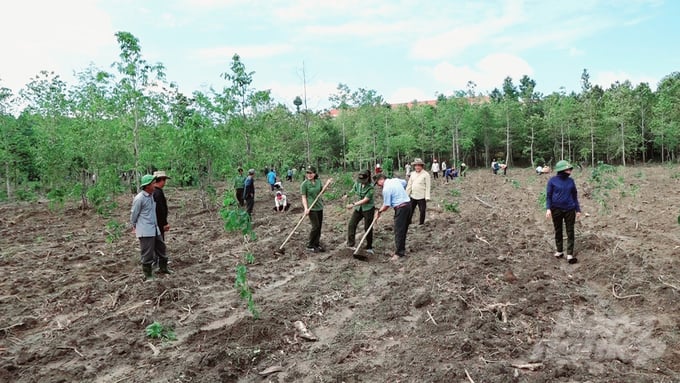 Hoạt động này thuộc dự án trồng rừng thay thế, nhằm tuyên truyền vận động đến các hộ nhận khoán, cùng cộng đồng dân cư tham gia vào công tác trồng cây, gây rừng và các quy định của Nhà nước về phát triển rừng. Ảnh: Minh Sáng.