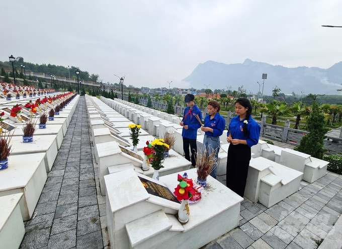 Nghĩa trang Liệt sỹ Quốc gia Vị Xuyên nơi có phần mộ của 2 kiểm lâm viên đã hi sinh trong vụ cháy rừng trên núi Tây Côn Lĩnh. Ảnh: Đào Thanh.