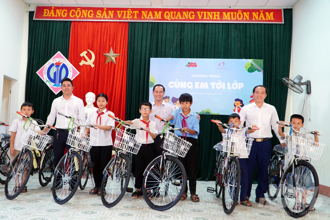 50 chiếc xe đạp được trao tận tay các em học sinh có hoàn cảnh khó khăn vươn lên học tập tốt tại huyện Vĩnh Linh. Ảnh: Võ Dũng.