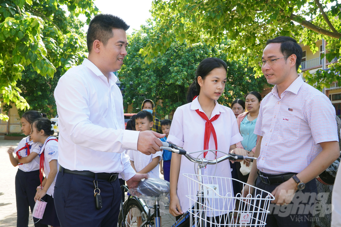 'Đường đến trường của các em sẽ gần hơn', ông Nguyễn Văn Hùng nói. Ảnh: Võ Dũng.