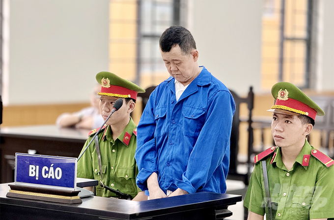 Bị cáo Nguyễn Văn Dũng (đứng) tại tòa. Ảnh: TT.