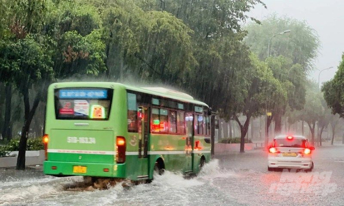 Cơn mưa giông lớn chiều 14/6 gây ngập nhiều tuyến đường ở Thành phố Hồ Chí Minh. Ảnh: MV.