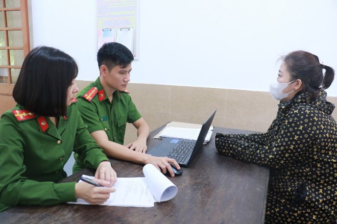 Nữ giám đốc Trần Thị Phượng khai báo tại cơ quan điều tra. Ảnh: CANA. 