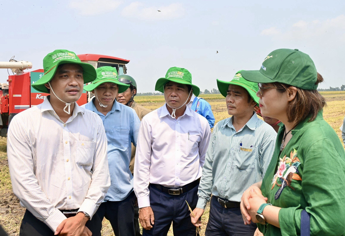 Mr. Nguyen Van Vu Minh (white shirt, far left), Director of Dong Thap Department of Agriculture and Rural Development shared about the initial results of the TRVC Project and the role of Vinarice.