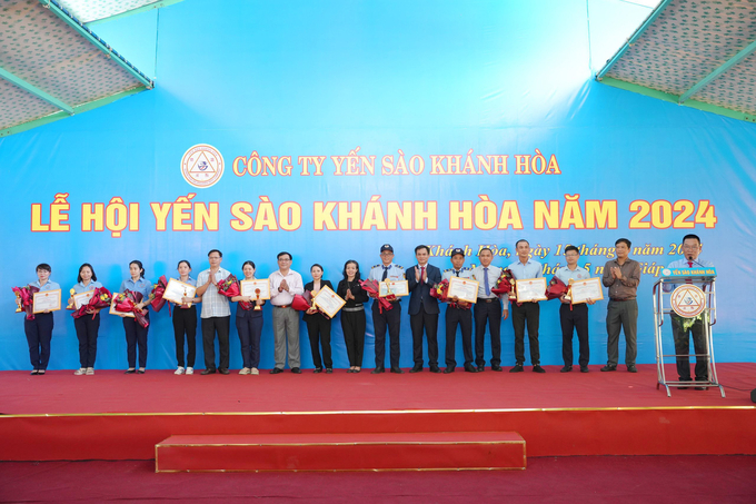 Công ty Yến sào Khánh Hòa đã tặng giấy khen cho 20 cá nhân Xuất sắc tiêu biểu ngành nghề yến sào. Ảnh: ĐT.