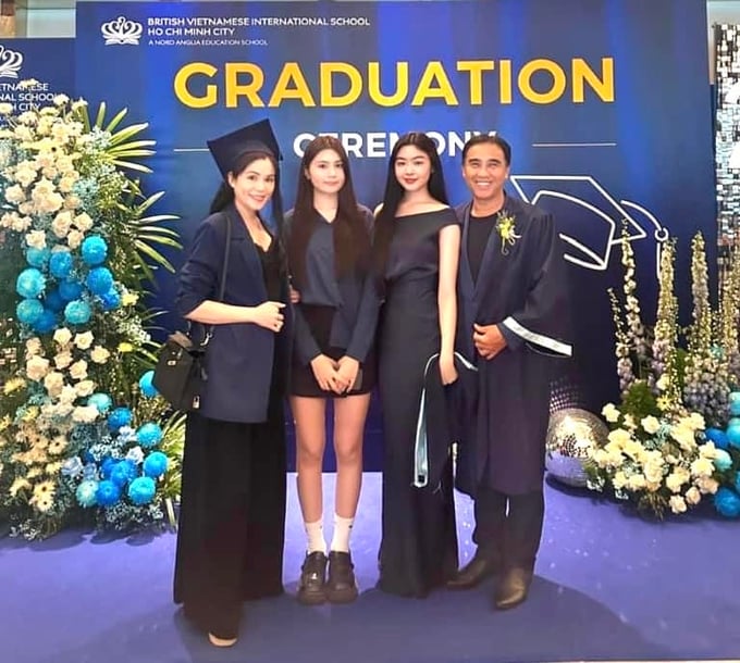 Gia đình nhà Quyền Linh có mặt tại lễ tốt nghiệp của cô con gái Lọ Lem.