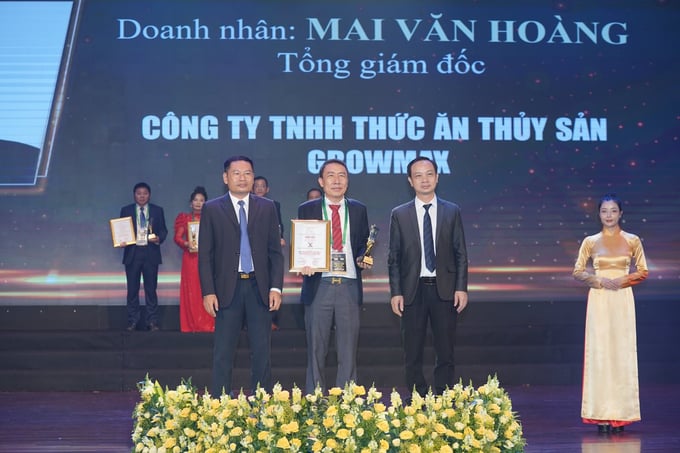 Ông Mai Văn Hoàng, Tổng Giám đốc GrowMax Group nhận cúp và chứng nhận Giải thưởng 'Nhà lãnh đạo xuất sắc châu Á'.