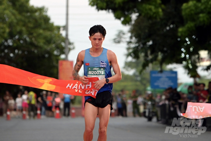 Nguyễn Thị Oanh và Nguyễn Trung Cường vô địch ở cự ly 21 km.