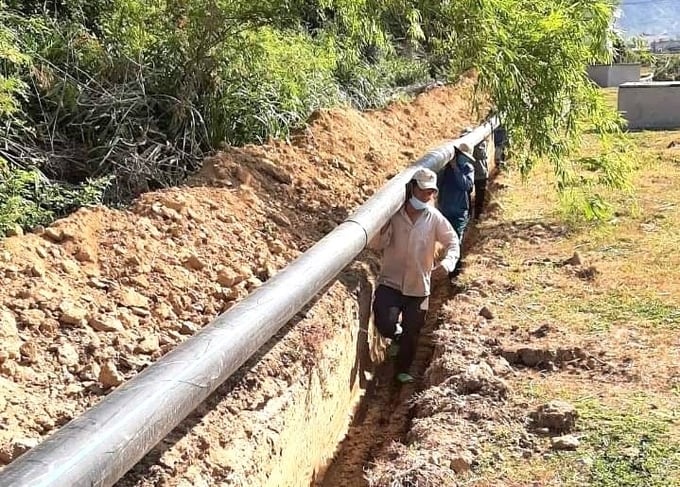 Ngành chức năng lắp đặt hệ thống đường ống để đưa nước sạch phục vụ người dân. Ảnh: V.Đ.T.