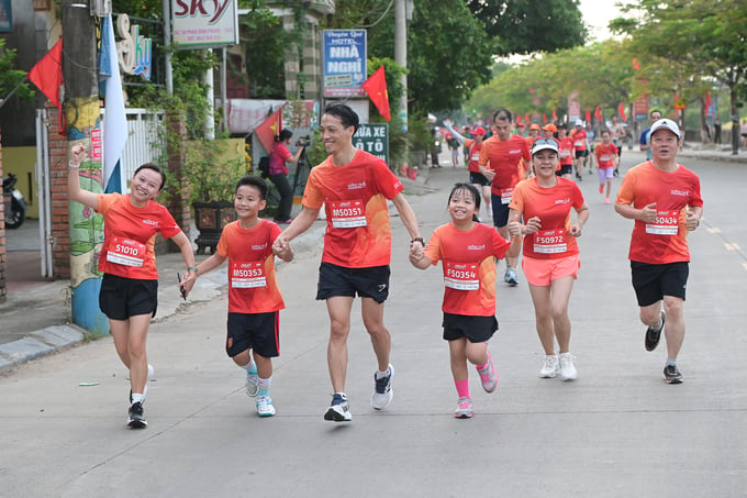 Khoảnh khắc nắm tay hạnh phúc của gia đình 4 thành viên cùng tham gia cự ly 5km khi chuẩn bị vể đích.