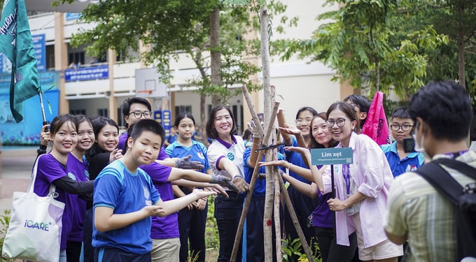 Tập thể nhân viên Sanofi Việt Nam bày tỏ niềm vui trồng cây cùng các em học sinh. Ảnh: T.H.