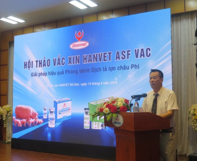 Tiến sĩ Nguyễn Hữu Vũ, Tổng Giám đốc Công ty Hanvet giới thiệu về vacxin. Ảnh: Đinh Mười.