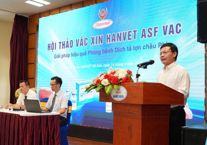 Tiến sĩ Nguyễn Xuân Dương, Chủ tịch Hội Chăn nuôi Việt Nam chia sẻ về vacxin HANVET ASF VAC. Ảnh: Đinh Mười.