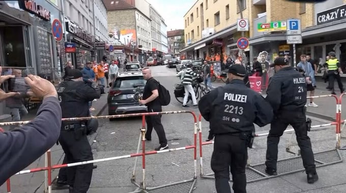 Cảnh sát bao vây đối tượng tấn công bằng rìu và bom xăng ở thành phố Hamburg hôm 16/6. Ảnh: Reuters.