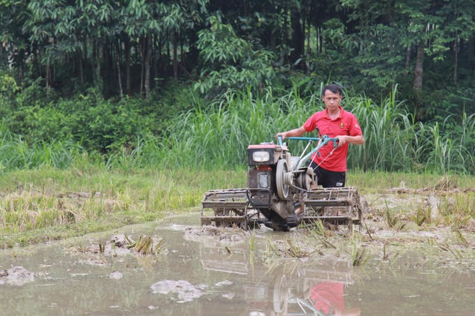 In Dong Ruong village, the H'mong people affectionately refer to the ploughing machines as 'iron buffaloes,' which help them achieve more efficient agricultural production. Photo: Thanh Tien.