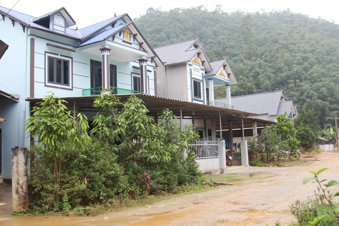 The two-story houses are closely clustered like a small street corner amid the mountains and forests. Photo: Thanh Tien.