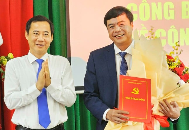 Ông Đặng Đức Hiệp (bên phải) được điều động làm Bí thư Thành ủy Đà Lạt nhiệm kỳ 2020 - 2025 thay ông Đặng Trí Dũng nghỉ hưu để chữa bệnh. Ảnh: MVB.