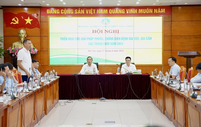 Thứ trưởng Bộ NN-PTNT Phùng Đức Tiến (ảnh trái) và Cục trưởng Cục Thú y Nguyễn Văn Long chủ trì Hội nghị. Ảnh: Linh Linh.